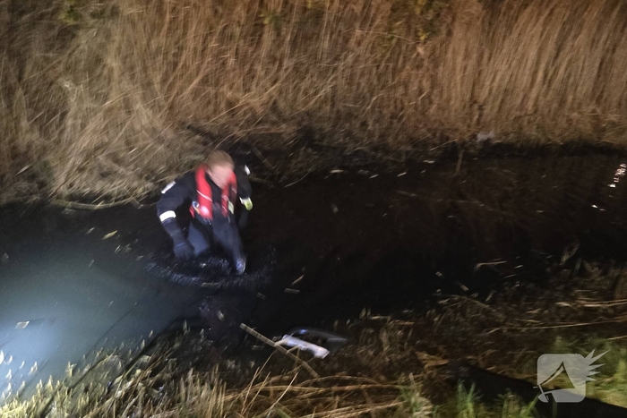 Auto te water na vlucht van bestuurder