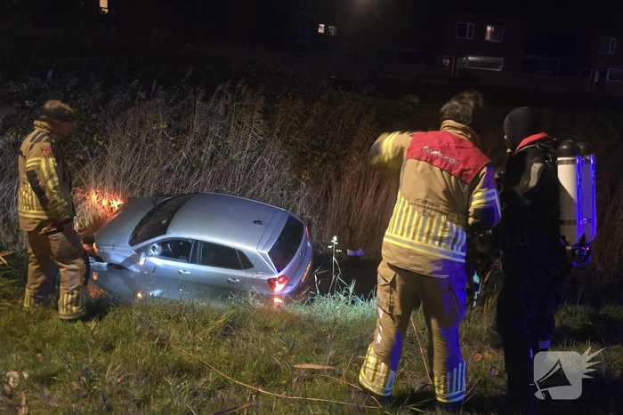 Auto te water na vlucht van bestuurder