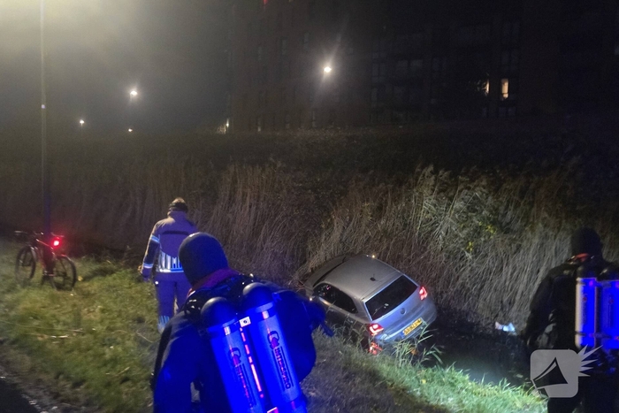 Auto te water na vlucht van bestuurder