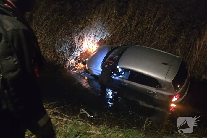 Auto te water na vlucht van bestuurder