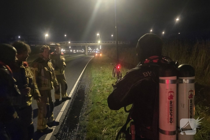 Auto te water na vlucht van bestuurder