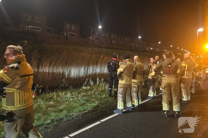 Auto te water na vlucht van bestuurder