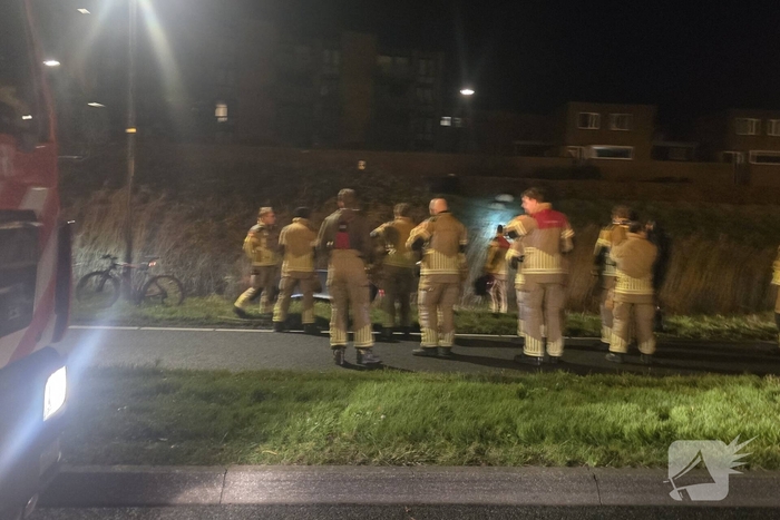 Auto te water na vlucht van bestuurder