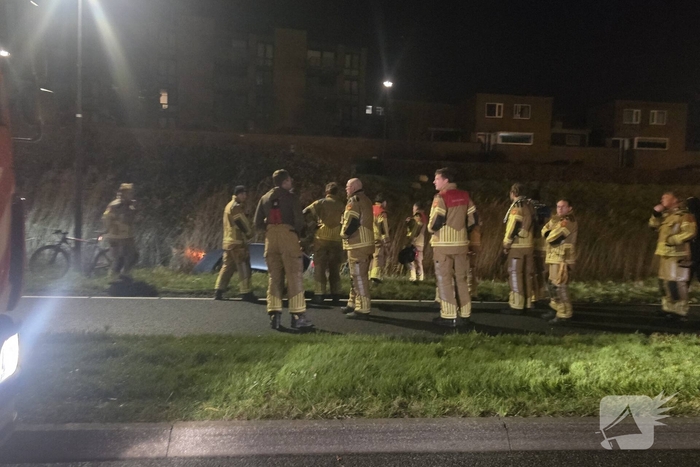 Auto te water na vlucht van bestuurder