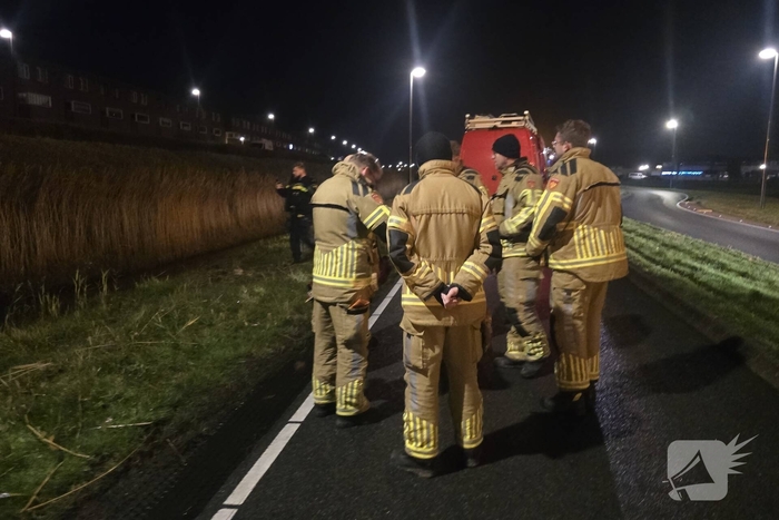 Auto te water na vlucht van bestuurder