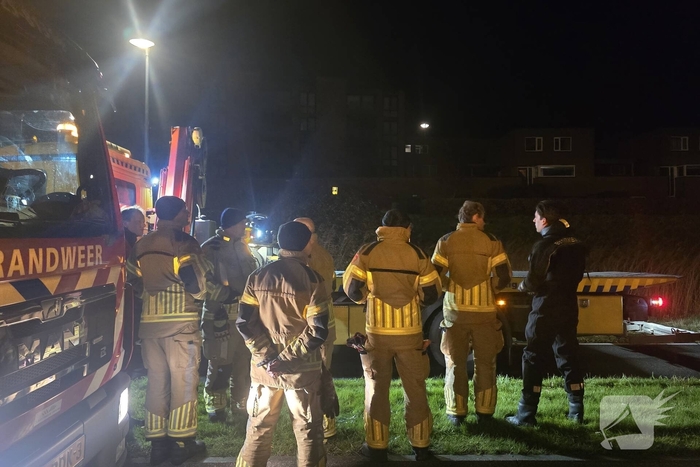 Auto te water na vlucht van bestuurder