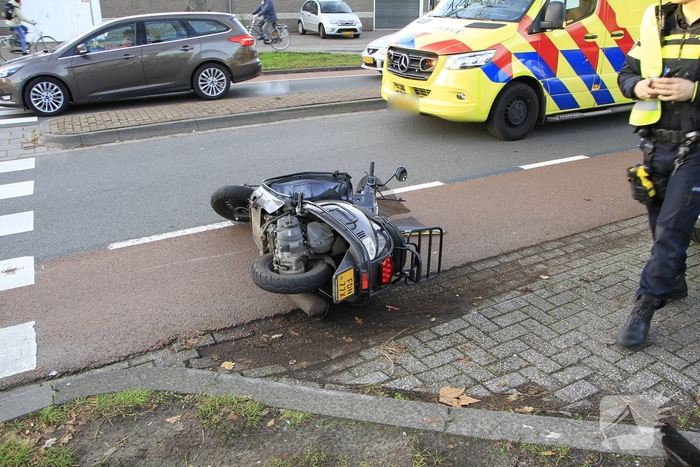 Scooterrijster raakt gewond bij val op oversteekplaats