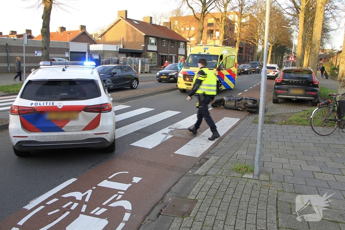 Scooterrijster raakt gewond bij val op oversteekplaats