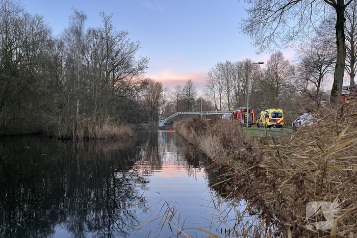 Auto raakt te water bij kruising