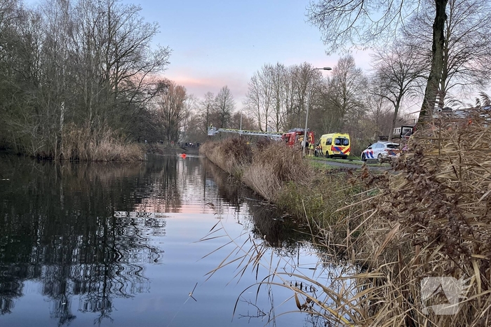 Auto raakt te water bij kruising