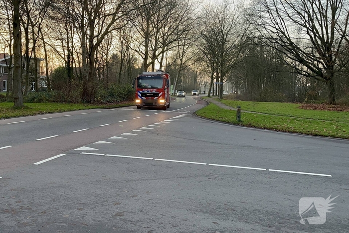 Auto raakt te water bij kruising
