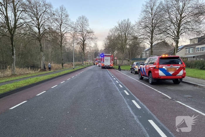 Auto raakt te water bij kruising