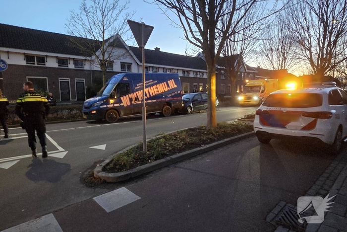 Personenauto botst achter op bakwagen
