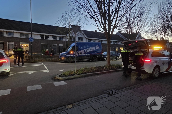 Personenauto botst achter op bakwagen