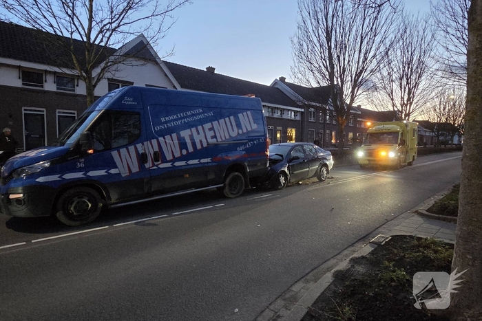 Personenauto botst achter op bakwagen