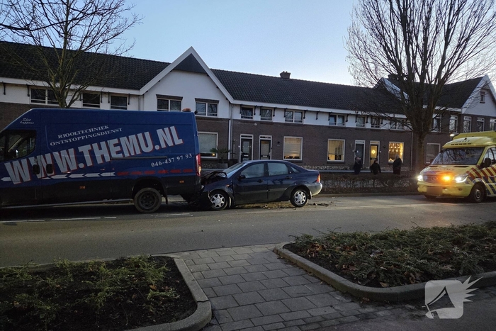 Personenauto botst achter op bakwagen