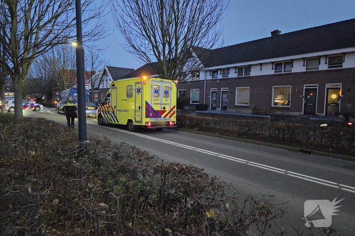 Personenauto botst achter op bakwagen