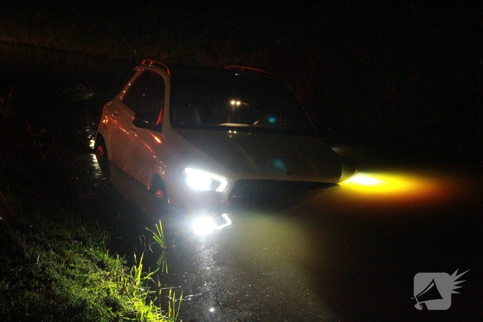 Auto raakt van de weg en belandt in sloot