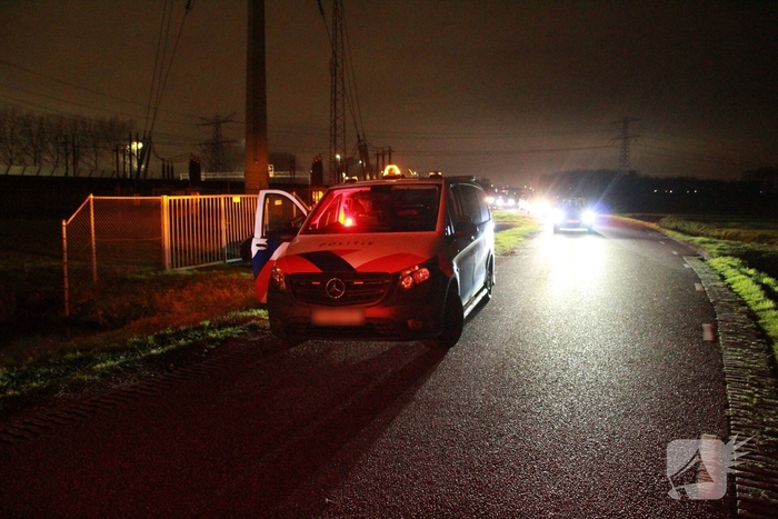 Auto raakt van de weg en belandt in sloot
