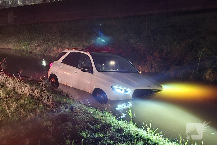 Auto raakt van de weg en belandt in sloot