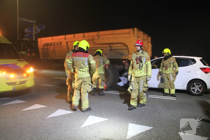 Automobilist botst achterop tractor met aanhangwagen