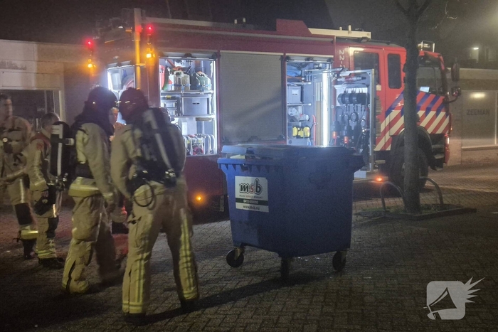 Brandweer dooft brand in papiercontainer