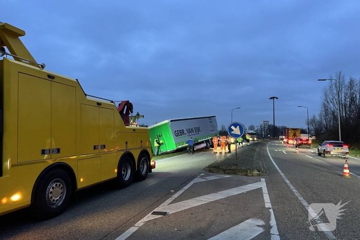 Vrachtwagen verliest oplegger op drukke weg