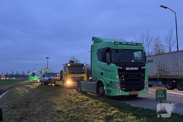 Vrachtwagen verliest oplegger op drukke weg