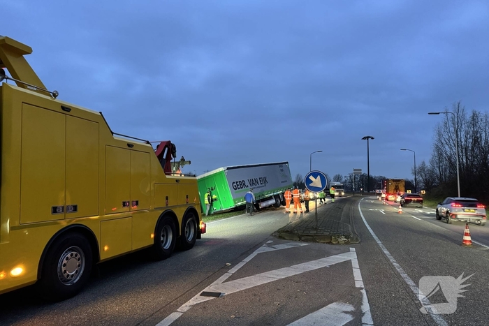 Vrachtwagen verliest oplegger op drukke weg