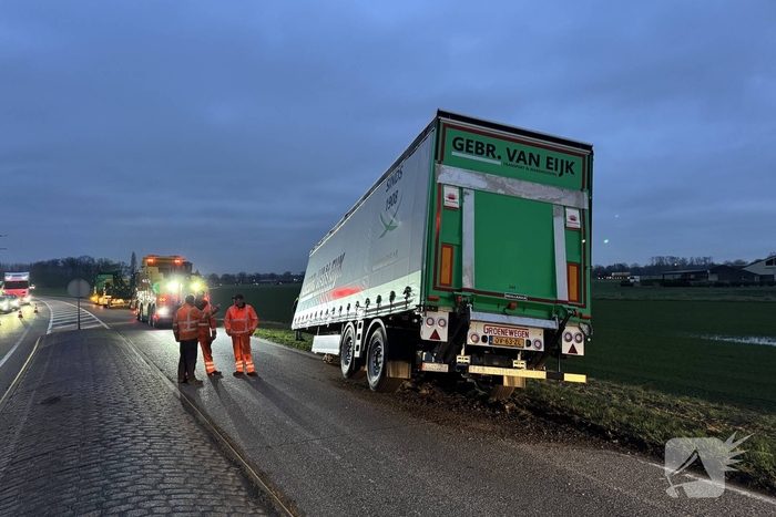 Vrachtwagen verliest oplegger op drukke weg