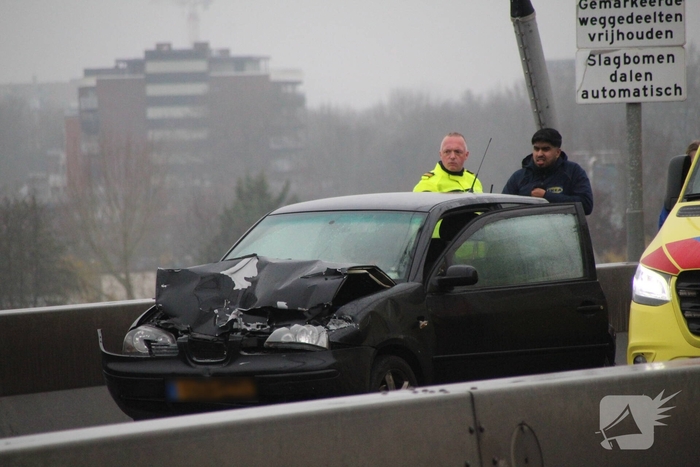 Zware aanrijding tussen bakwagen en auto in Dordrecht