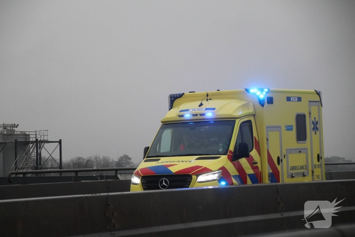 Zware aanrijding tussen bakwagen en auto in Dordrecht