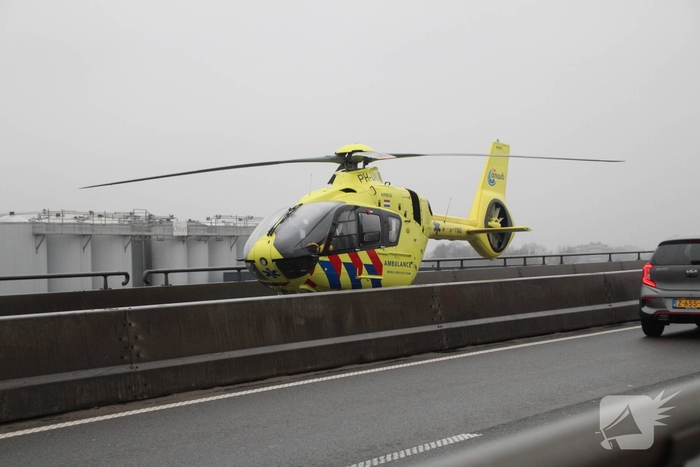 Zware aanrijding tussen bakwagen en auto in Dordrecht