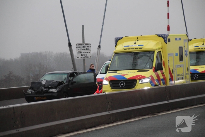 Zware aanrijding tussen bakwagen en auto in Dordrecht