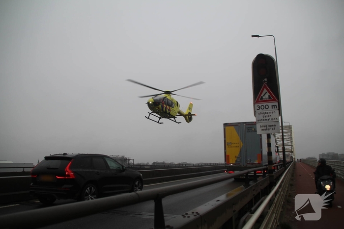 Zware aanrijding tussen bakwagen en auto in Dordrecht