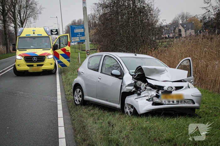 Zware aanrijding tussen twee auto's zorgt voor schade