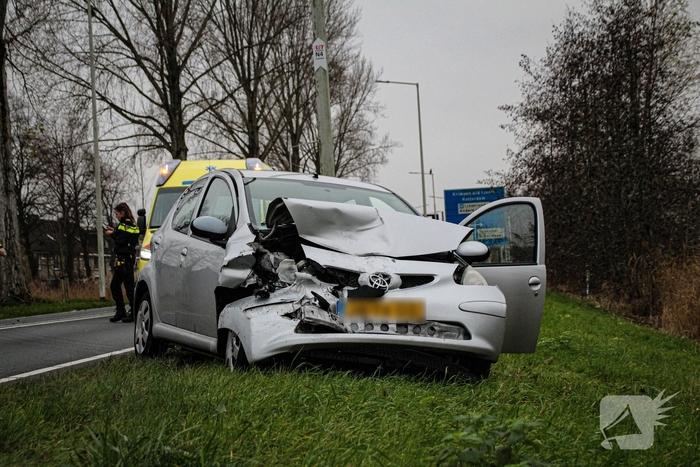 Zware aanrijding tussen twee auto's zorgt voor schade