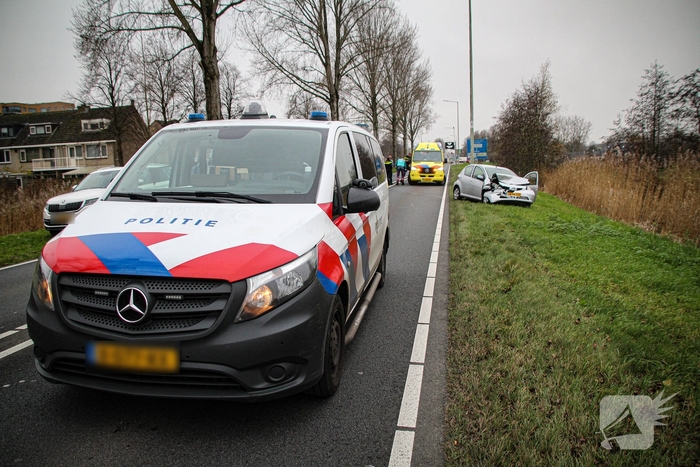 Zware aanrijding tussen twee auto's zorgt voor schade