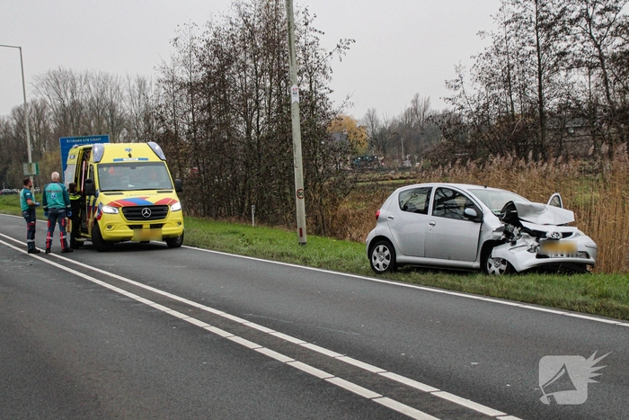 Zware aanrijding tussen twee auto's zorgt voor schade
