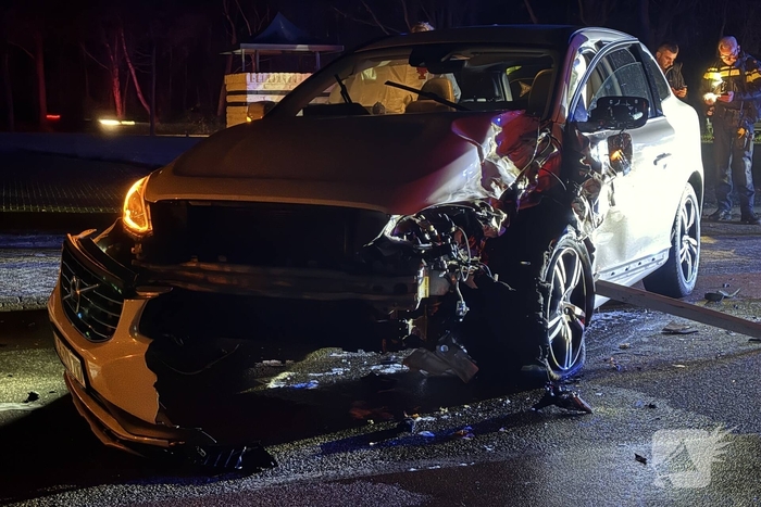 Botsing tussen auto en trekker leidt tot tijdelijke wegafsluiting
