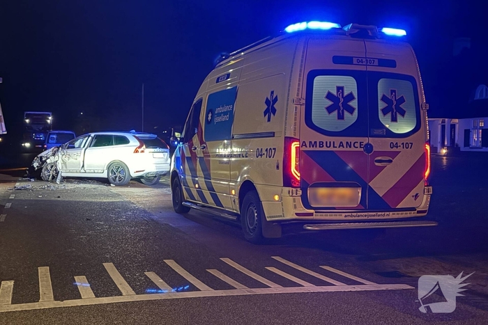 Botsing tussen auto en trekker leidt tot tijdelijke wegafsluiting