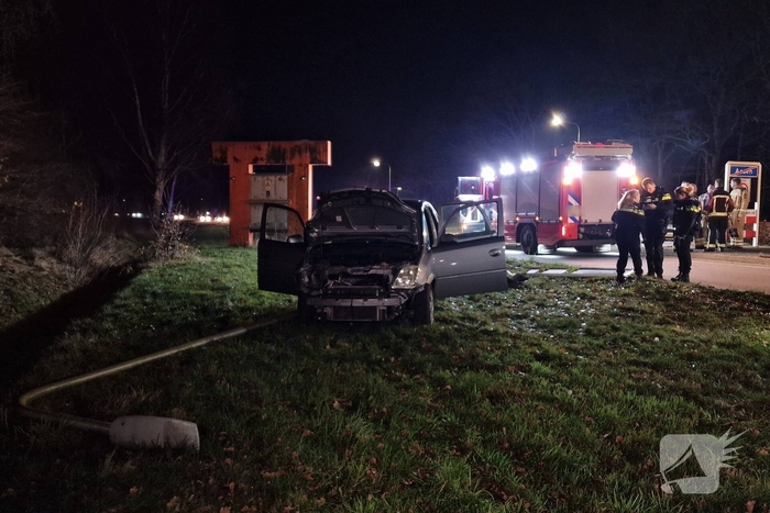 Auto botst door verkeersbord en raakt lantaarnpaal