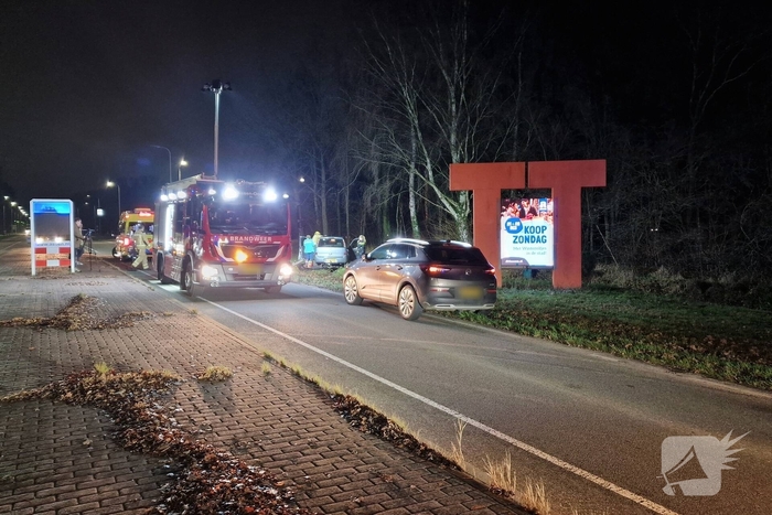Auto botst door verkeersbord en raakt lantaarnpaal