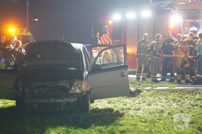 Auto botst door verkeersbord en raakt lantaarnpaal