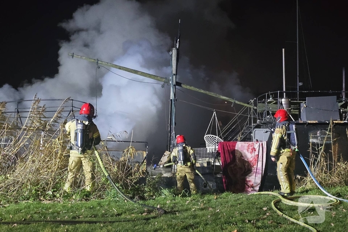 Brand in vaartuig veroorzaakt flinke rookontwikkeling