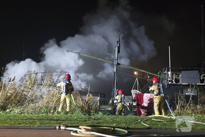Brand in vaartuig veroorzaakt flinke rookontwikkeling