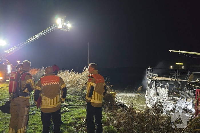 Brand in vaartuig veroorzaakt flinke rookontwikkeling