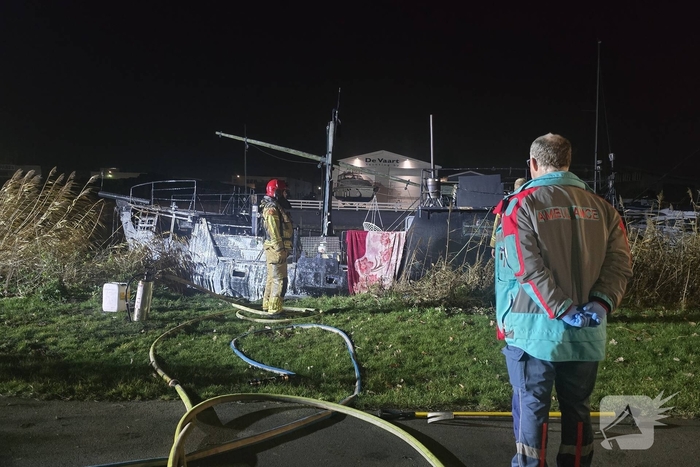 Brand in vaartuig veroorzaakt flinke rookontwikkeling