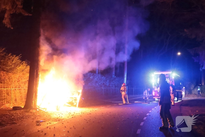 Auto vliegt in brand na eenzijdig ongeval