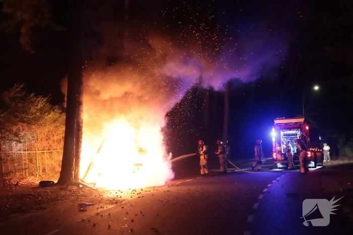 Auto vliegt in brand na eenzijdig ongeval